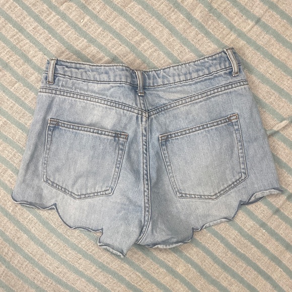 H&M Light Wash Mid Rise Jean Short Shorts - Size 6 - Picture 3 of 4